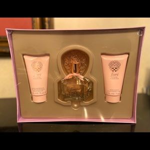 Vince Camuto Fiori Eau De Parfum 3-Piece gift set